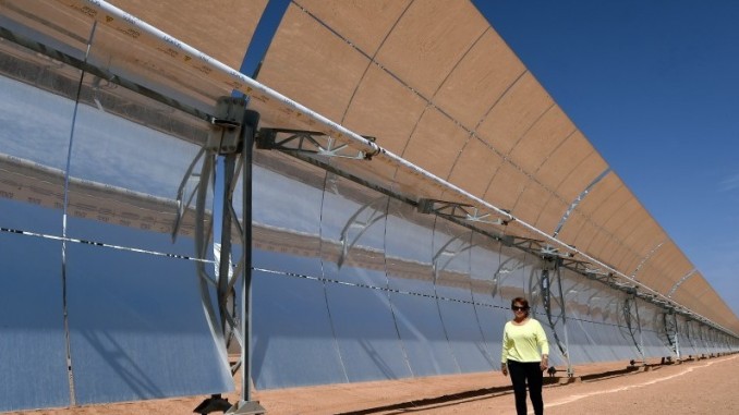 au-sud-de-ouarzazate-des-milliers-de-miroirs-sont-installes-sur-le-sable