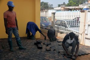 des-camerounais-couvrent-le-sol-de-paves