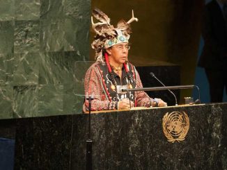 Tadodaho Sid Hill, chef de la nation des Onondaga, prononce un discours à la Conférence mondiale des peuples autochtones. Photo ONU/Mark Garten