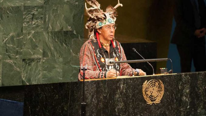 Tadodaho Sid Hill, chef de la nation des Onondaga, prononce un discours à la Conférence mondiale des peuples autochtones. Photo ONU/Mark Garten Tadodaho Sid Hill, chef de la nation des Onondaga, prononce un discours à la Conférence mondiale des peuples autochtones. Photo ONU/Mark Garten