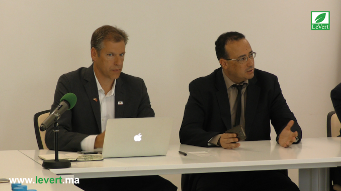 le Directeur du pôle Efficacité Energétique de l’AMEE, Monsieur Mohamed ELHAOUARI, et le Professeur Daniel Kammen de l'Université de Californie (RAEL) à Berkeley aux Etats-Unis