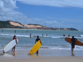 Un surfeur de Rio évite une collision avec un frigo