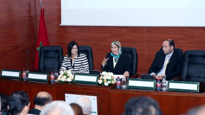 la secrétaire d’État chargée du développement durable, Nezha El Ouafi présentatnt l'étude CDE La secrétaire d’État chargée du développement durable, Nezha El Ouafi présentatnt l'étude CDE