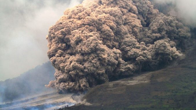 Indonésie: le volcan Sinabung à Sumatra crache un énorme nuage de cendres