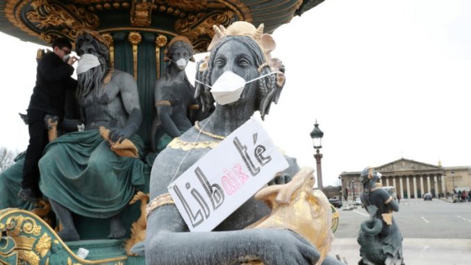 France : Des statues revêtues d'un masque pour dénoncer la pollution de l'air France : Des statues revêtues d'un masque pour dénoncer la pollution de l'air