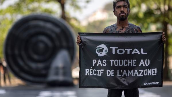 L’assemblée générale de Total interrompue par des manifestants de Greenpeace L’assemblée générale de Total interrompue par des manifestants de Greenpeace