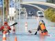 Deux hommes se déplacent en kayak sur une route inondée à Palavas-les-Flots le 23 novembre 2019