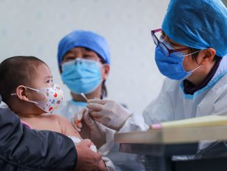 Un bébé âgé de six mois reçoit un vaccin