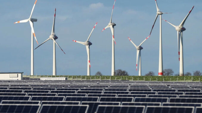 Les parcs éoliens et les panneaux solaires