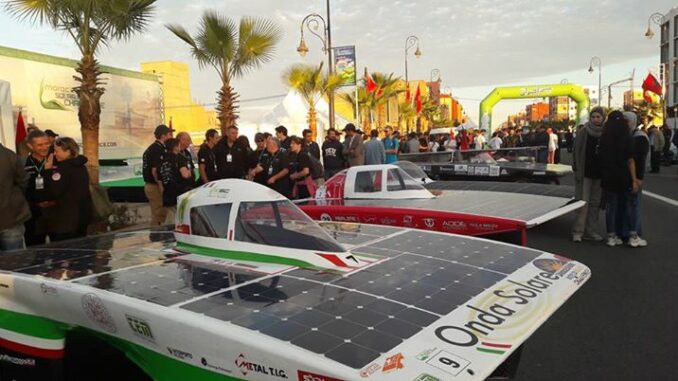 course de voitures solaires